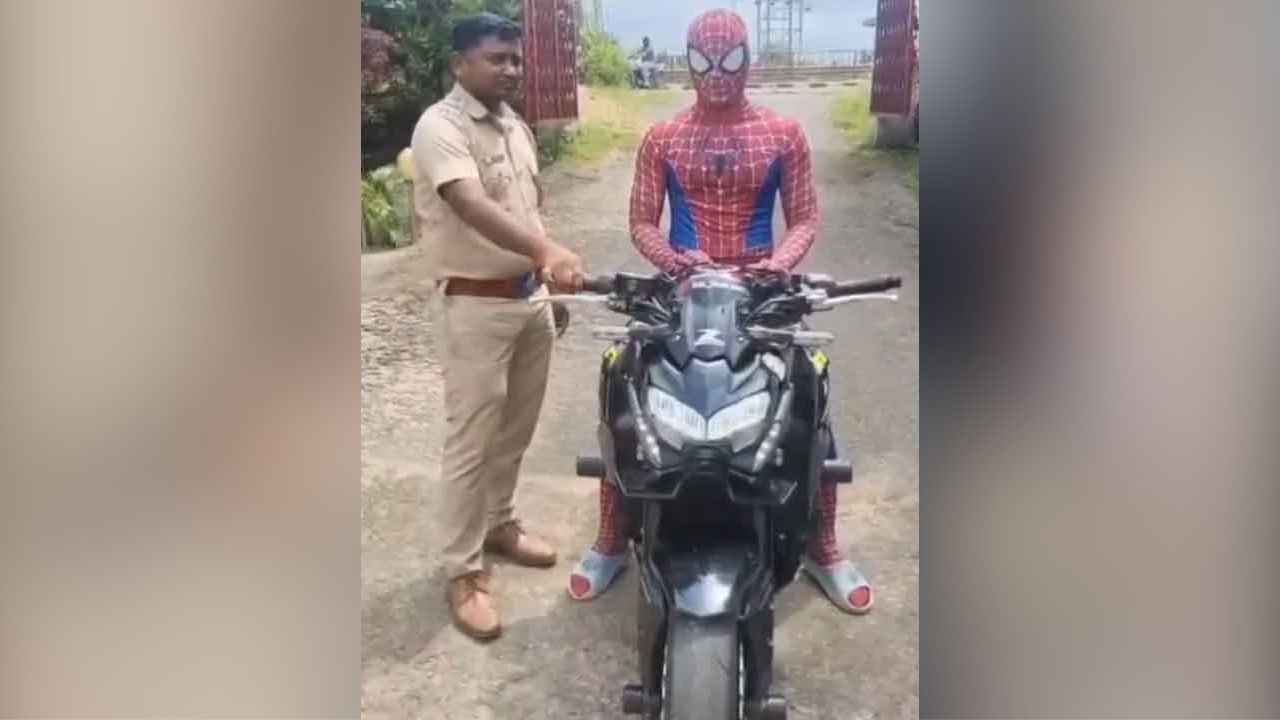 ‘স্পাইডারম্যান’ বেশে বাইক চালালেন যুবক, জরিমানা ১৫ হাজার